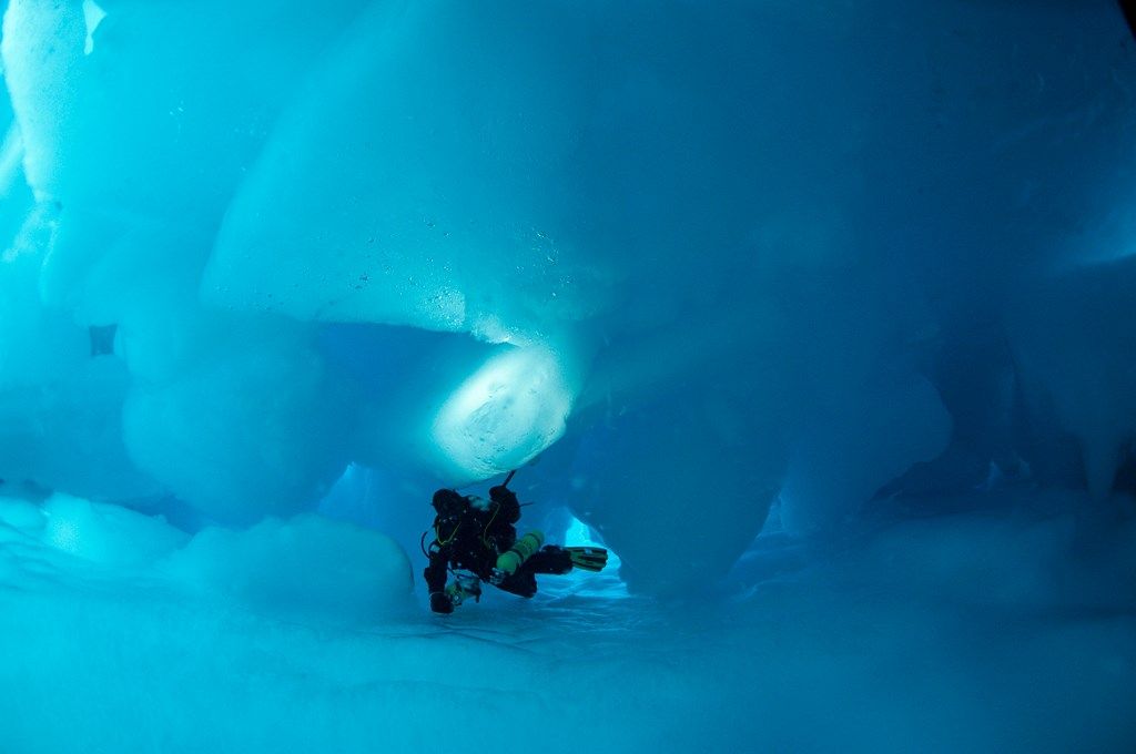 Un voilier enfermé dans les glaces