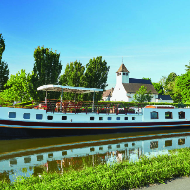 Au fil des canaux champenois à bord d’une péniche élégante